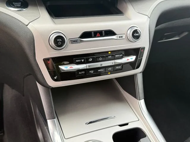 2023 Ford Explorer - Image 19
