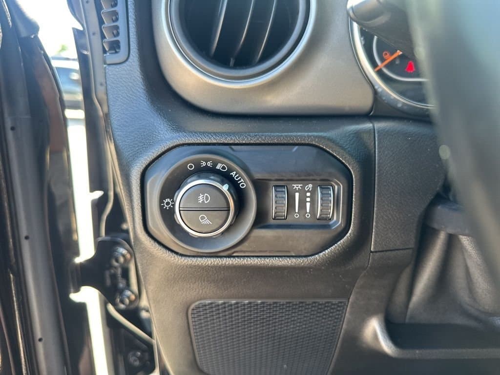 2022 Jeep Gladiator - Image 28