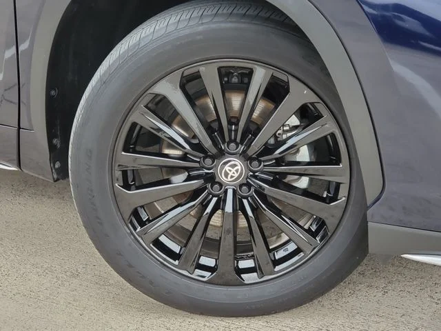 2025 Toyota Highlander - Image 2
