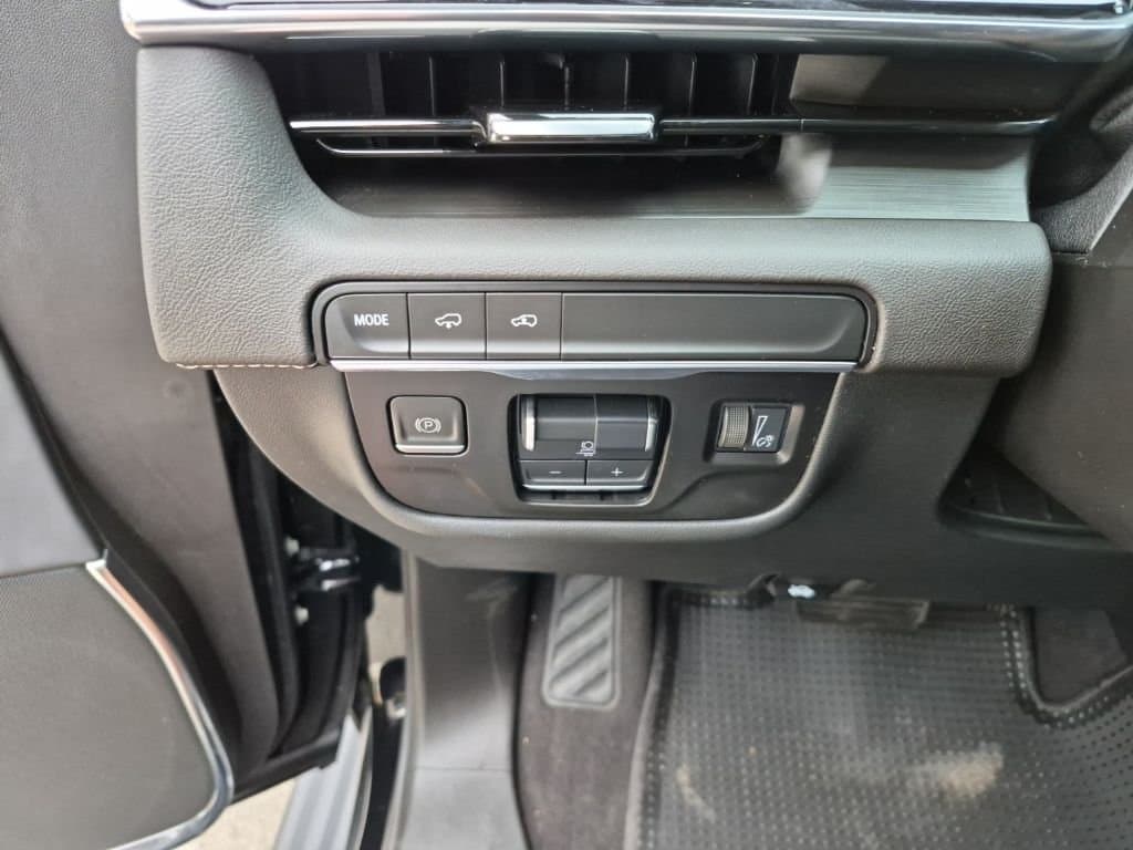 2022 Cadillac Escalade - Image 33