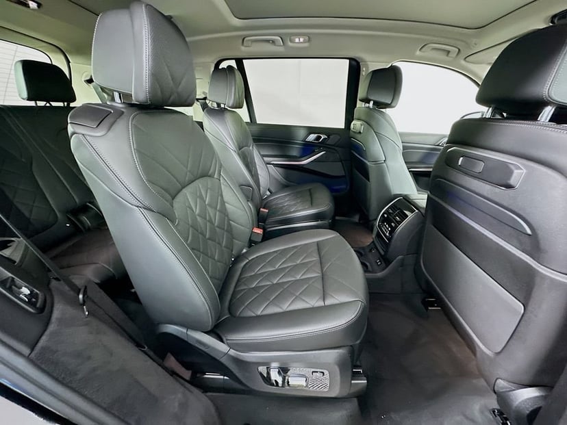 2023 BMW X7 - Image 29