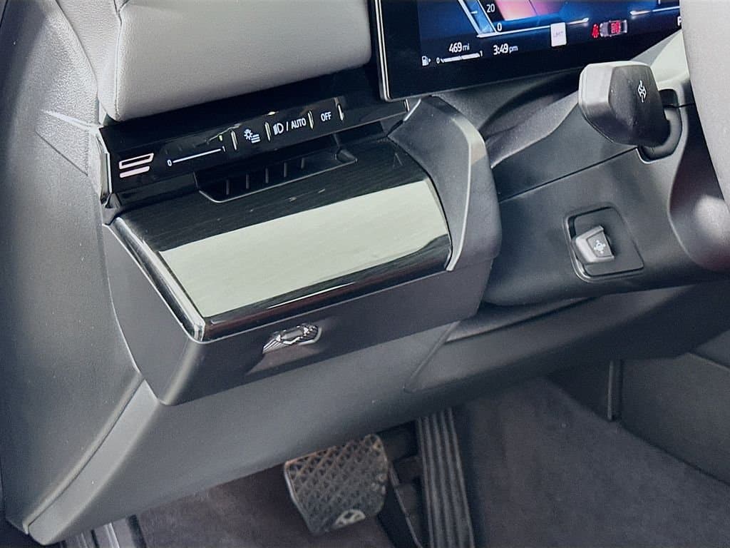 2025 BMW 5 Series - Image 10