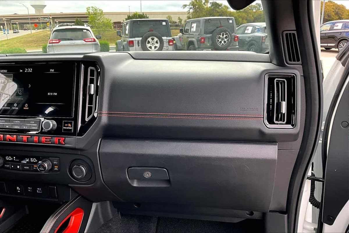 2025 Nissan Frontier - Image 19