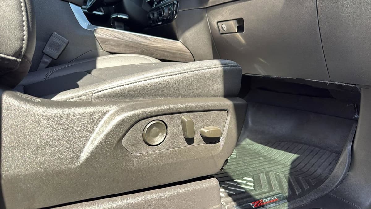 2025 Chevrolet Silverado 1500 - Image 25