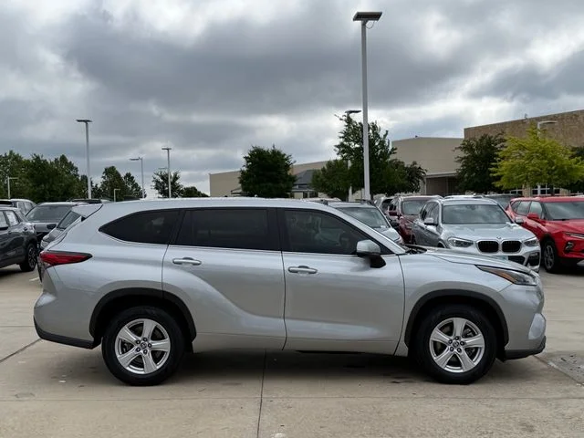2023 Toyota Highlander - Image 5