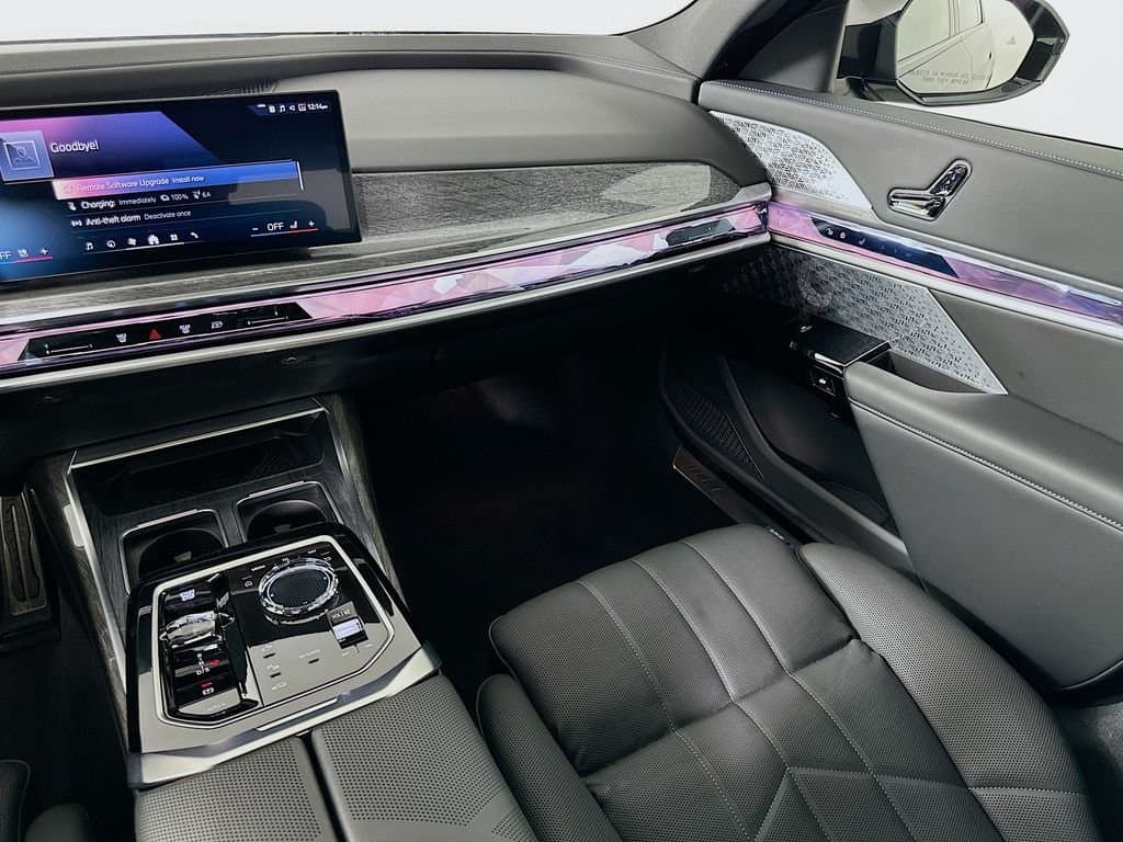 2025 BMW 7 Series - Image 23