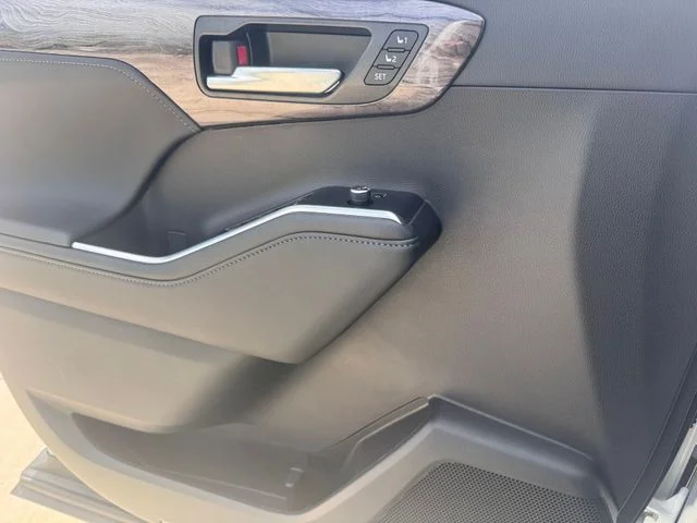 2026 Toyota Highlander Hybrid - Image 17