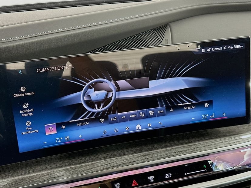 2025 BMW i7 - Image 14