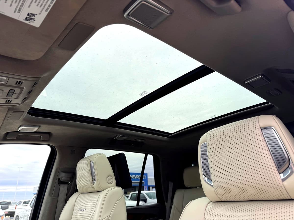 2021 Cadillac Escalade - Image 16