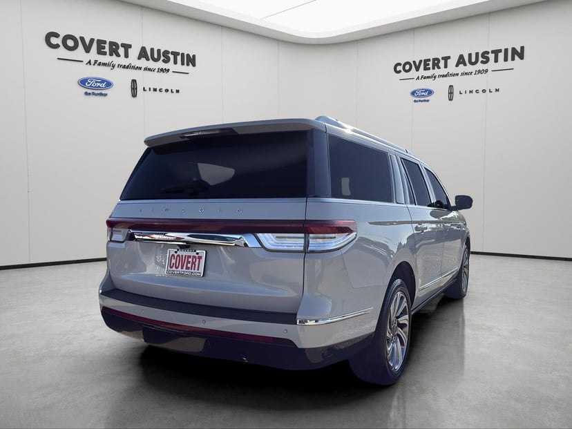 2023 Lincoln Navigator L - Image 5