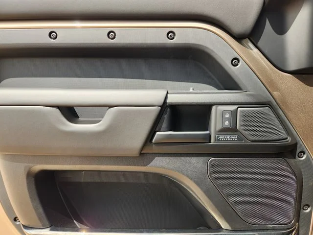 2026 Land Rover Defender 110 - Image 22