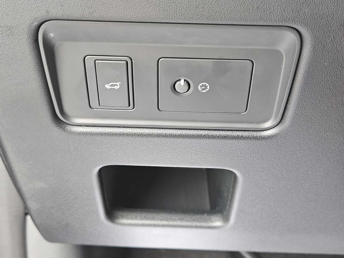 2025 Land Rover Discovery - Image 20