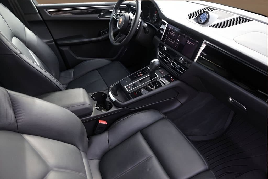 2025 Porsche Macan - Image 30
