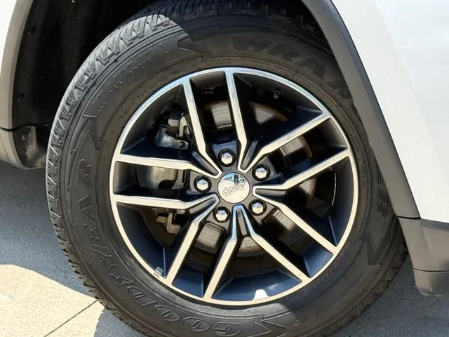 2017 Jeep Grand Cherokee - Image 2