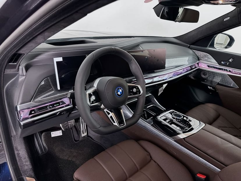 2025 BMW i7 - Image 9