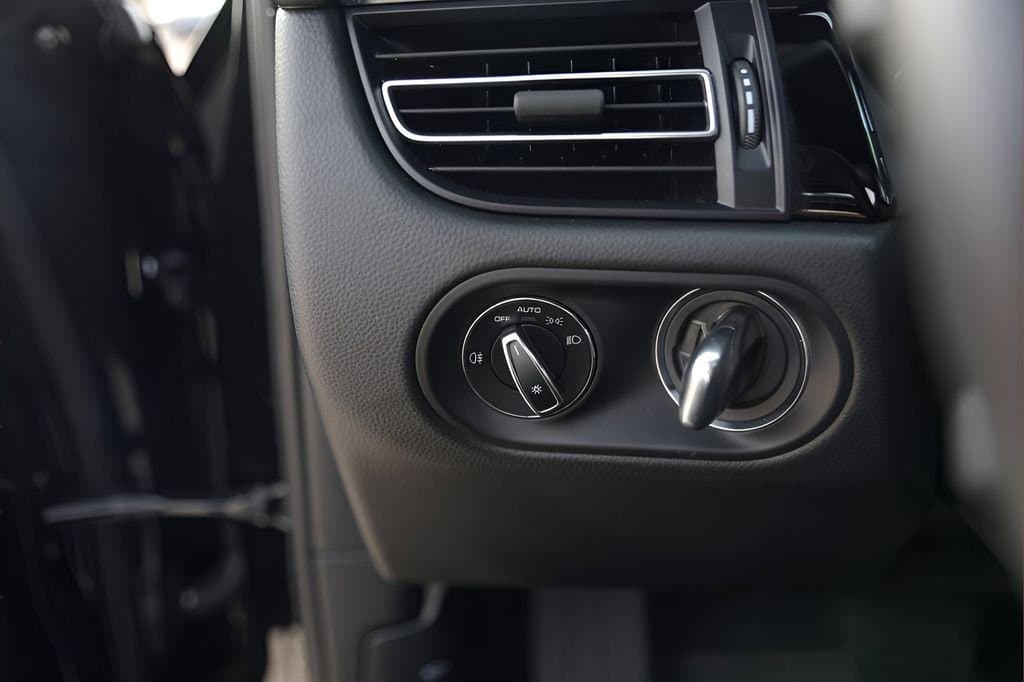 2025 Porsche Macan - Image 15