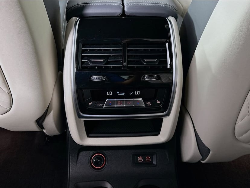 2025 BMW X7 - Image 26