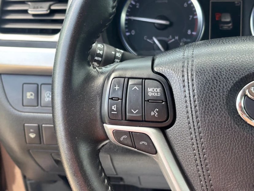 2017 Toyota Highlander - Image 14