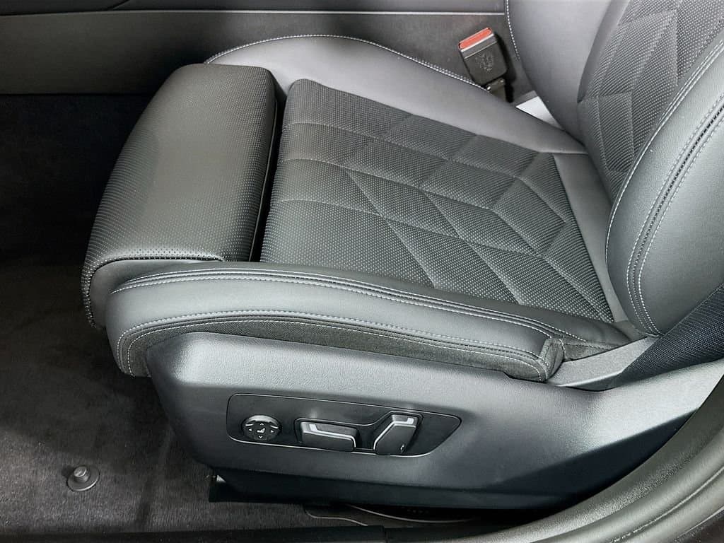 2025 BMW 5 Series - Image 20