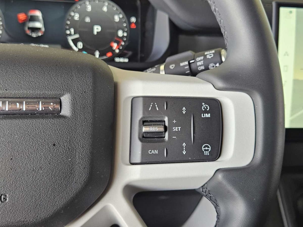 2025 Land Rover Defender - Image 28