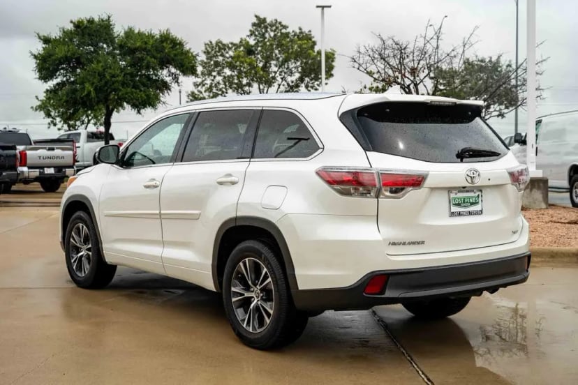 2016 Toyota Highlander - Image 2