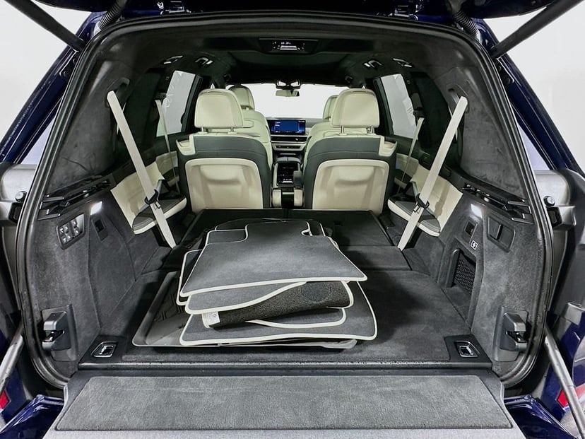 2025 BMW X7 - Image 27