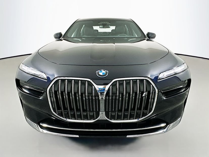 2025 BMW i7 - Image 3