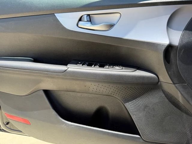 2023 Kia Forte - Image 19