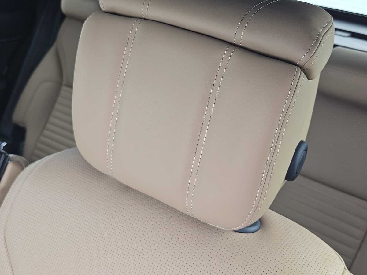 2025 Land Rover Discovery - Image 13