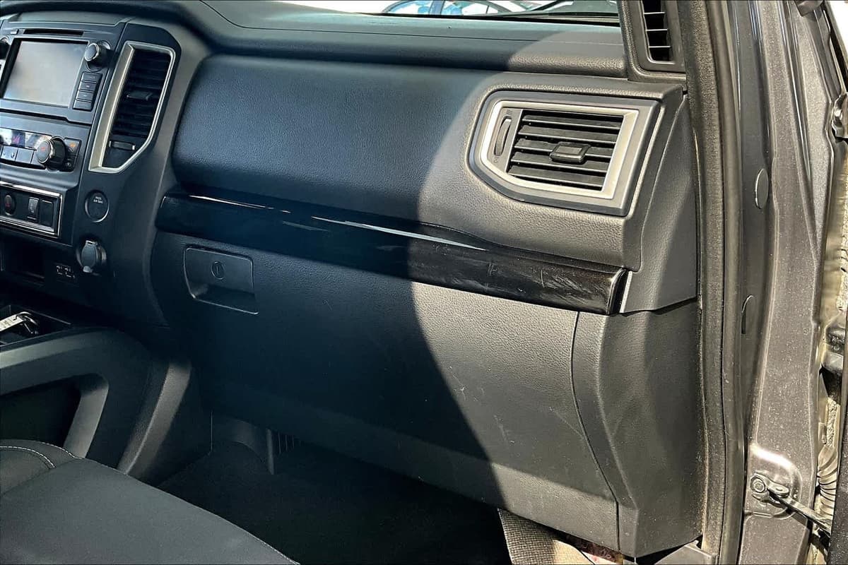 2019 Nissan Titan - Image 17