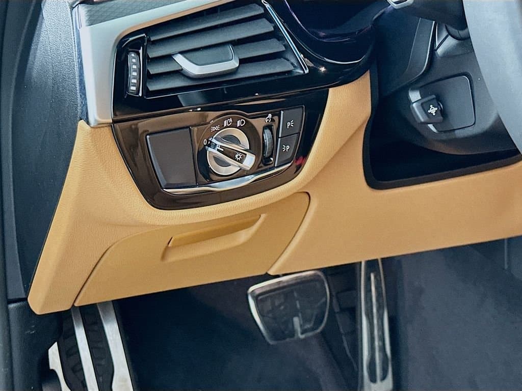 2023 BMW 5 Series - Image 10