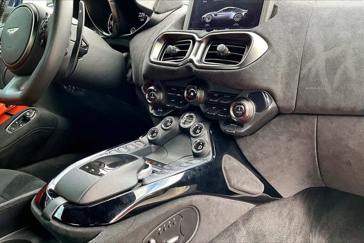 2020 Aston Martin Vantage - Image 32