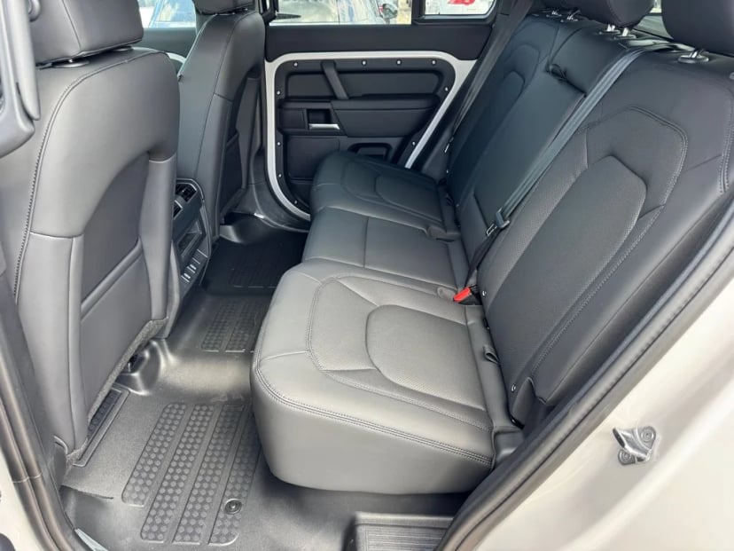 2026 Land Rover Defender 110 - Image 15
