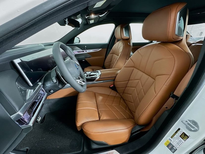 2025 BMW 7 Series - Image 15