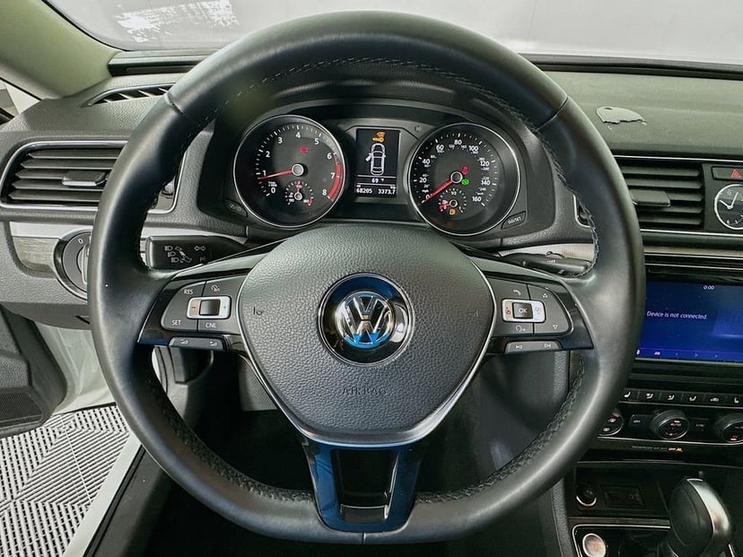 2017 Volkswagen Passat - Image 11