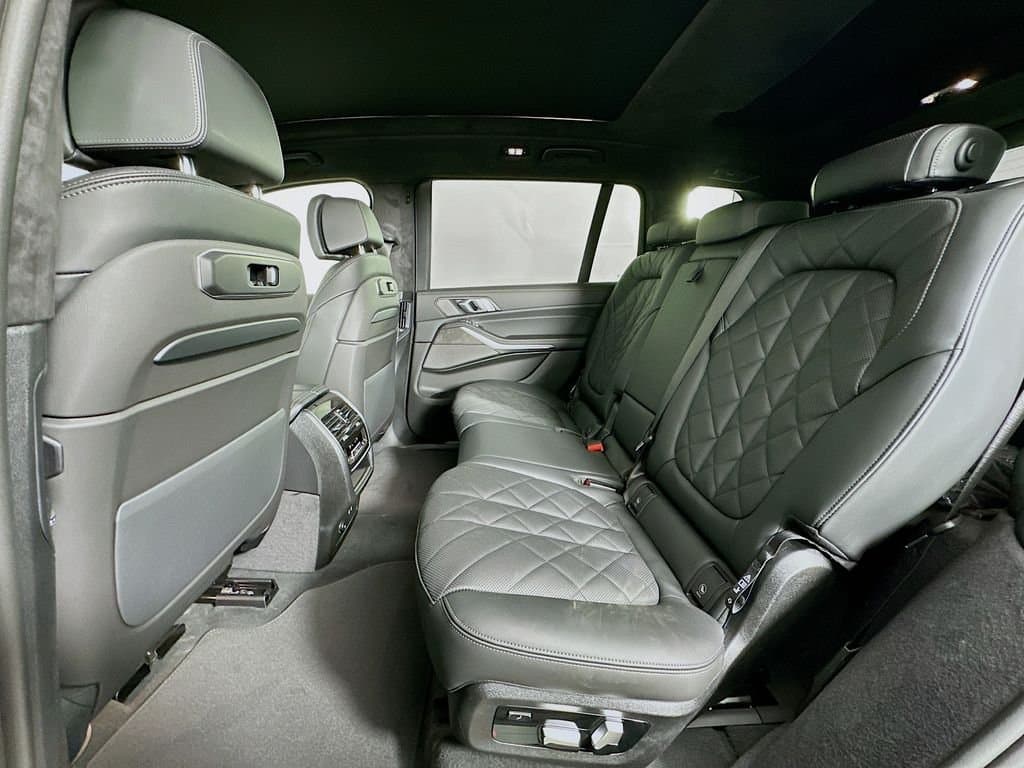 2025 BMW X7 - Image 17