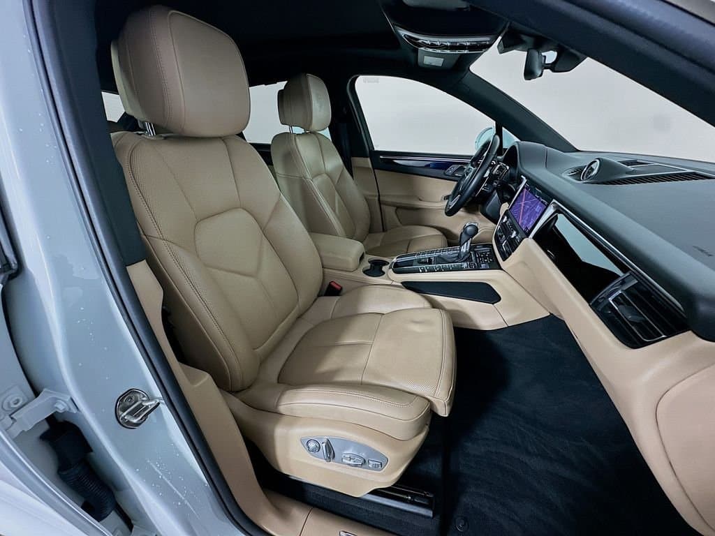 2020 Porsche Macan - Image 29