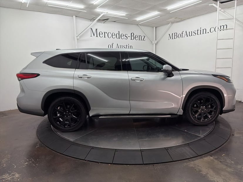 2022 Toyota Highlander - Image 8