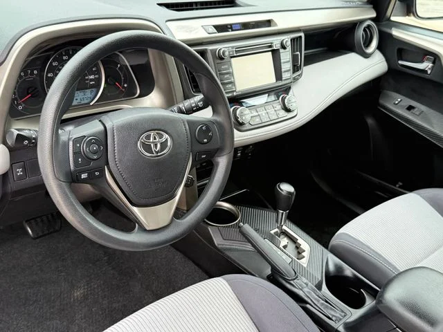 2015 Toyota RAV4 - Image 11