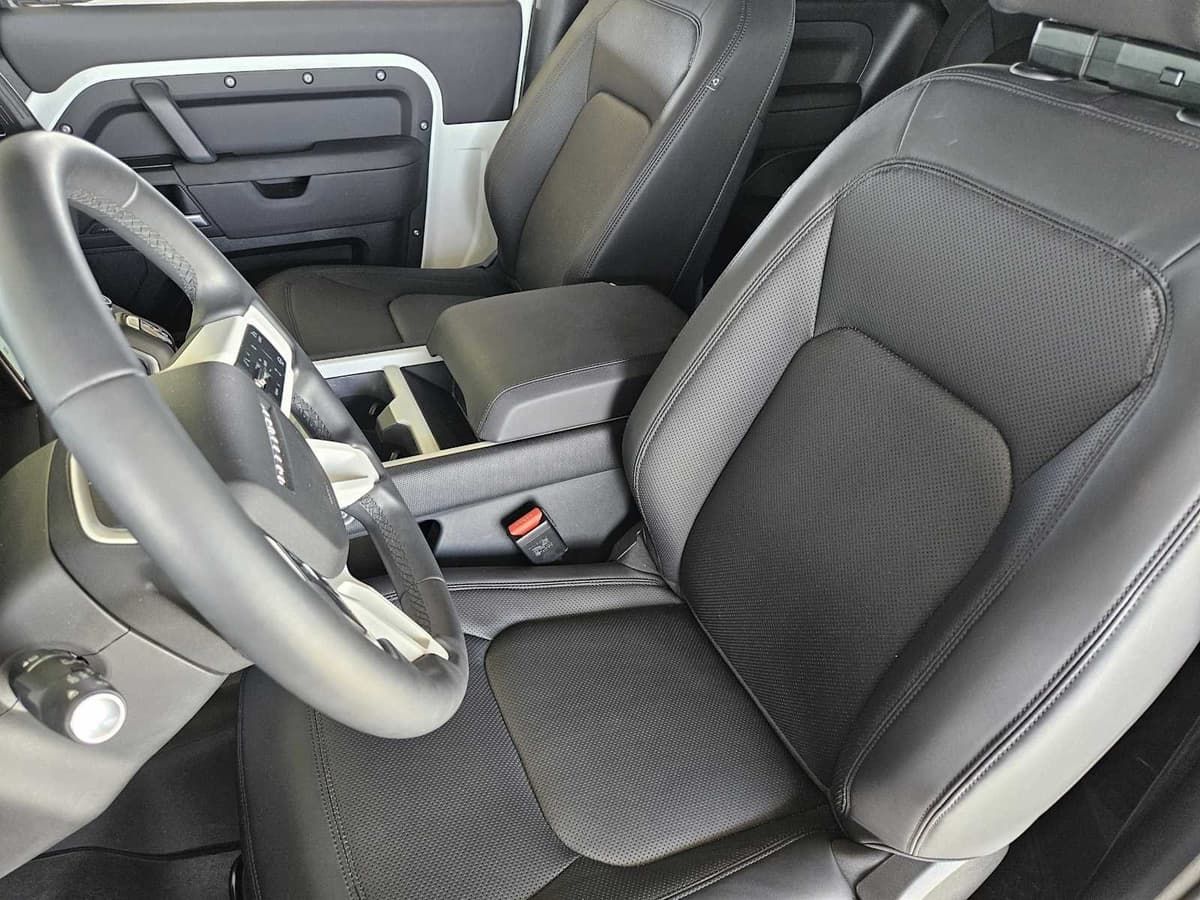 2025 Land Rover Defender - Image 11