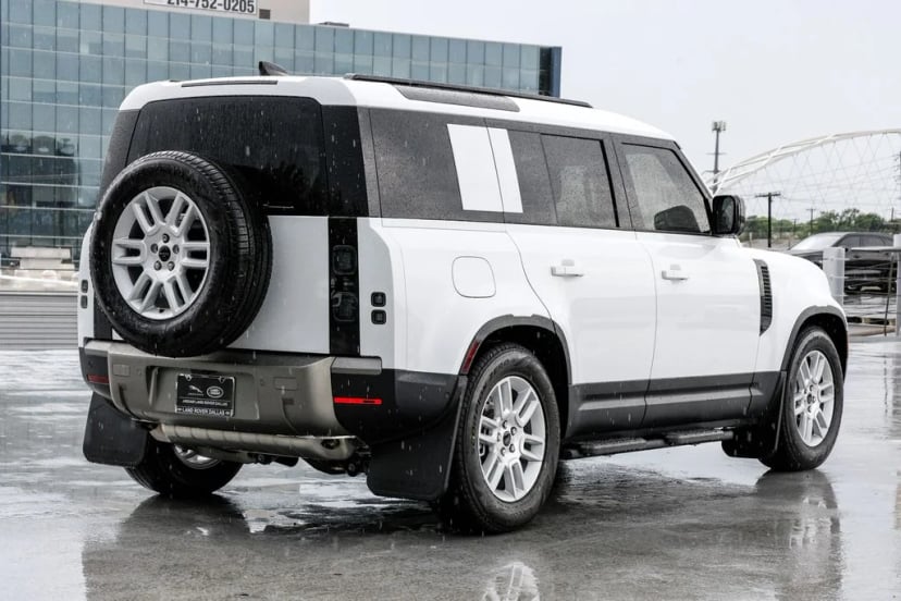 2026 Land Rover Defender 110 - Image 7