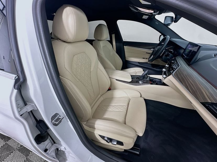 2023 BMW 5 Series - Image 29