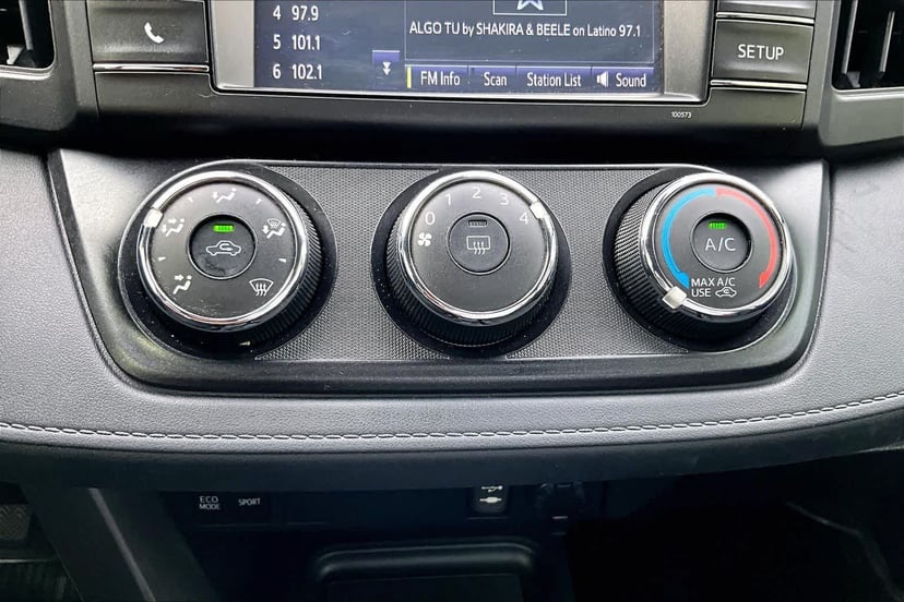 2017 Toyota RAV4 - Image 32