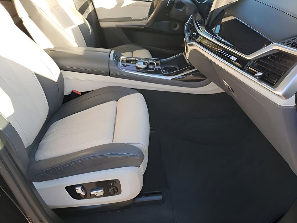 2023 BMW X7 - Image 16