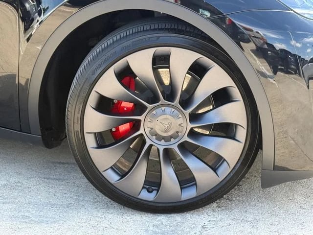 2025 Tesla Model Y - Image 2