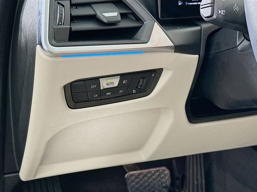 2023 BMW 3 Series - Image 10