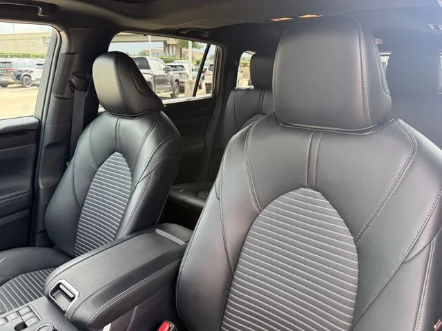2025 Toyota Highlander - Image 11
