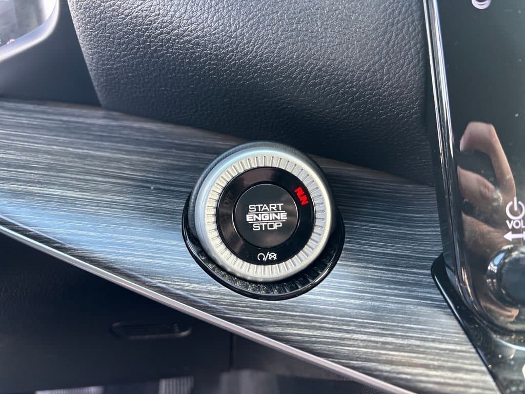 2024 Jeep Wagoneer - Image 19