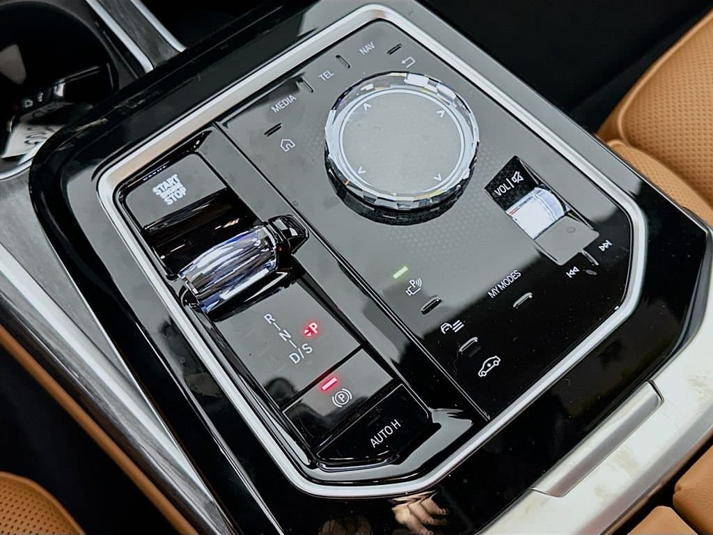 2025 BMW 7 Series - Image 15