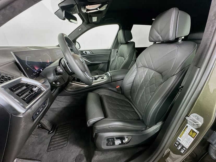 2025 BMW X7 - Image 21